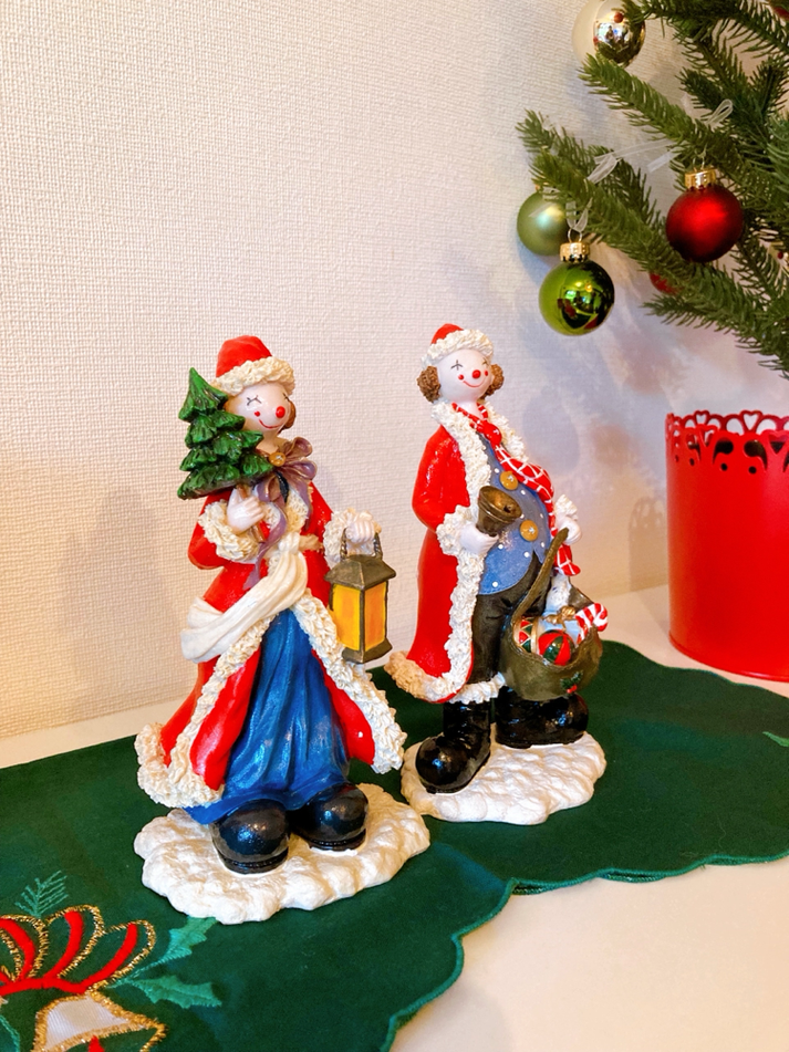 毎年、クリスマスシーズンになると必ず飾る「ペアのサンタさんドール」。親戚の大叔母様から頂いたもので、お雛様のように恒例のしつらいになっています。