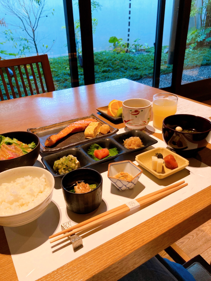 テーブルいっぱい並ぶ【由縁別邸 代田】の朝食風景♪ 白ご飯はつやつやで、珍しく３杯お替りしちゃいました。