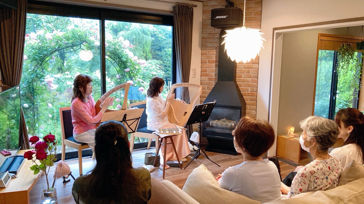 外は嵐なのに、部屋の中はこんなに平和で・・・。かえって雨が降っている日ほど音の粒が立つ、と絵里子先生がおっしゃっていましたが、ほんとうにこの日のコンサートの音色はこれまでの中で一番美しく響いてきたようにわたしも感じました。音に潤いがあり、キラキラと一粒一粒が立っている・・・ほんとうに素晴らしいライアーコンサートでした。