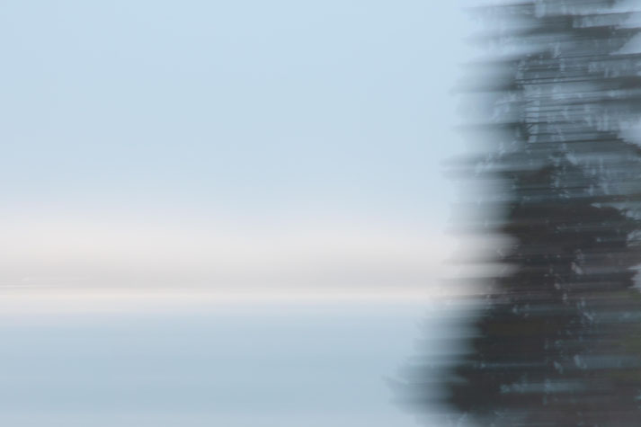 Spielerischer Blick über den Brienzersee im Nebel