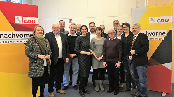Ausschuss-Mitglieder mit der schulpolitischen Sprecherin der CDU-Landtagsfraktion, Mareike Wulf MdL, Bildmitte, und Ausschuss-Vorsitzender Heinrich Schaper, rechts.