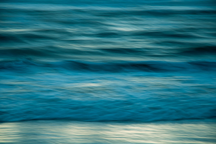 Türkise Wellen zur blauen Stunde