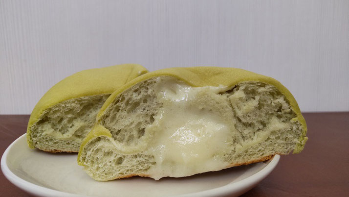 山崎製パン株式会社さん製造　株式会社ローソンさん販売の「ぎっしり！！しっとりメロンパン　メロンホイップクリーム」