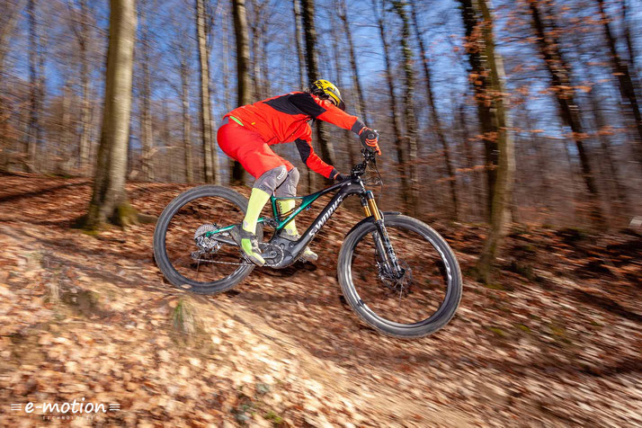 Durch das eingebaute Brose-Antriebssystem ist der Antrieb des e-Mountainbikes besonders kraftvoll und harmonisch.