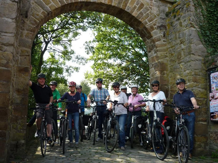 Testfahrer mit e-Bikes