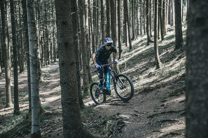 Im Shop in Köln können Sie alle unterschiedlichen Ausführungen von e-Mountainbikes kennenlernen