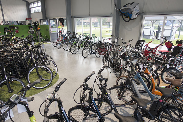 Auf großer Ladenfläche können Sie sich im Shop in Bad-Zwischenahn zahlreiche e-Mountainbikes ansehen und probefahren.
