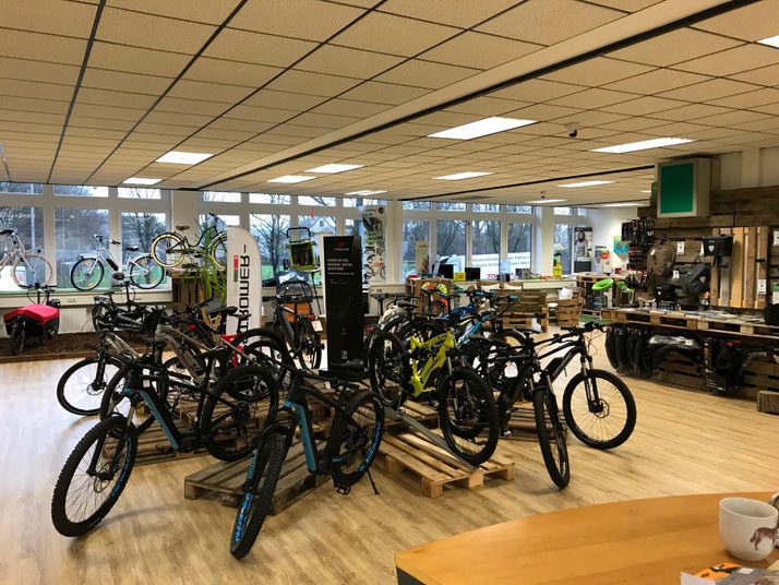 Auf großer Ladenfläche können Sie sich im Shop in Bielefeld zahlreiche e-Mountainbikes ansehen und probefahren.