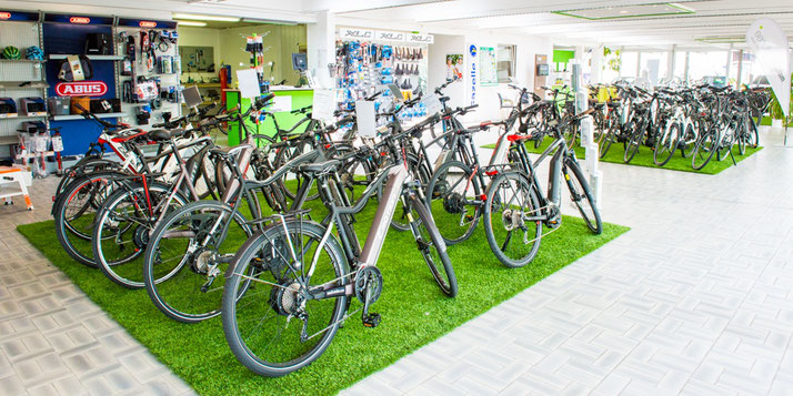 Auf großer Ladenfläche können Sie sich im Shop in Kleve zahlreiche e-Mountainbikes ansehen und probefahren.