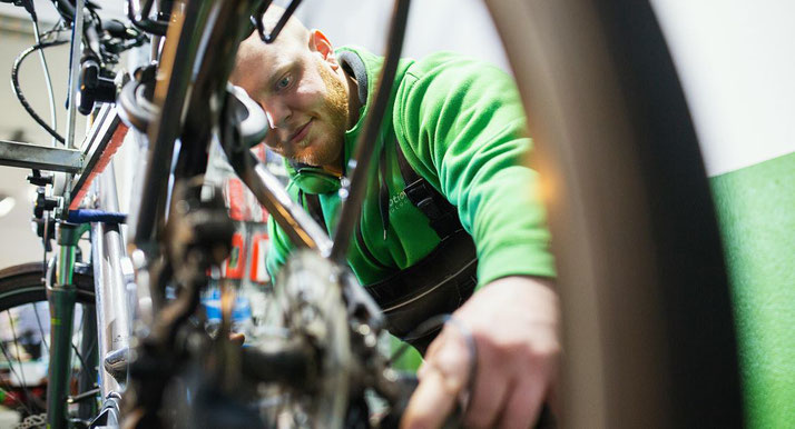 In den e-motion e-Bike Shops wissen die Experten, wie man Ihr e-Bike richtig wartet und repariert.
