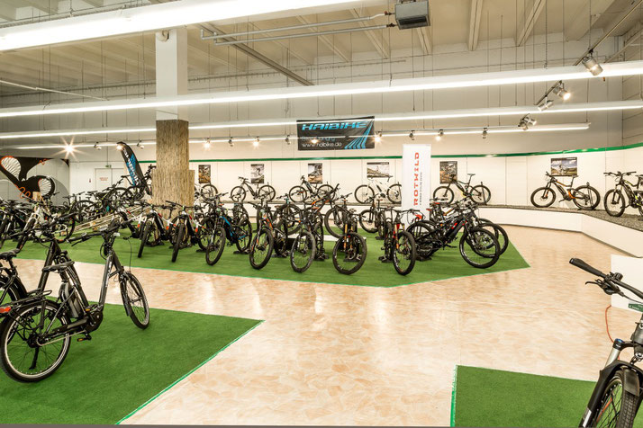 Auf großer Ladenfläche können Sie sich im Shop in Nürnberg West zahlreiche e-Mountainbikes ansehen und probefahren.