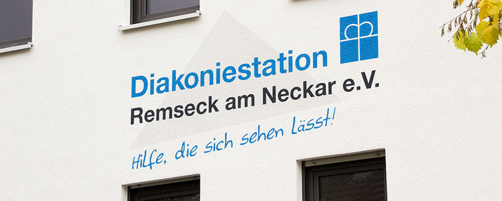 Fassade des Diakoniestation-Remseck-Gebäudes mit Logo-Beschriftung