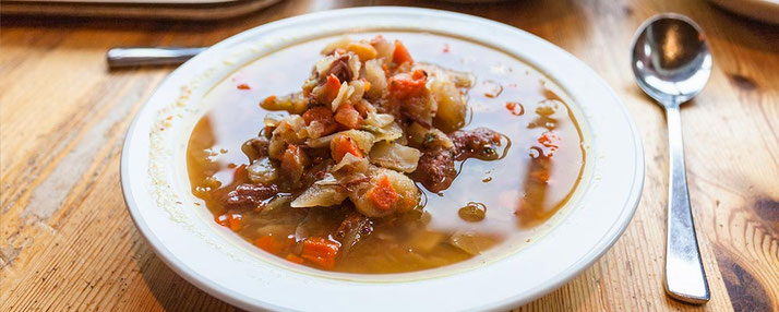 Eine herzhafte Suppe in einem tiefen Teller