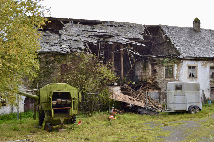 La photo montre les restes d'une ferme protégée patrimoine culturel qui s'est effondrée le 2 novembre 2025 à Enscherange, Commune de Kiischpelt, dans les Ardennes luxembourgeoises.