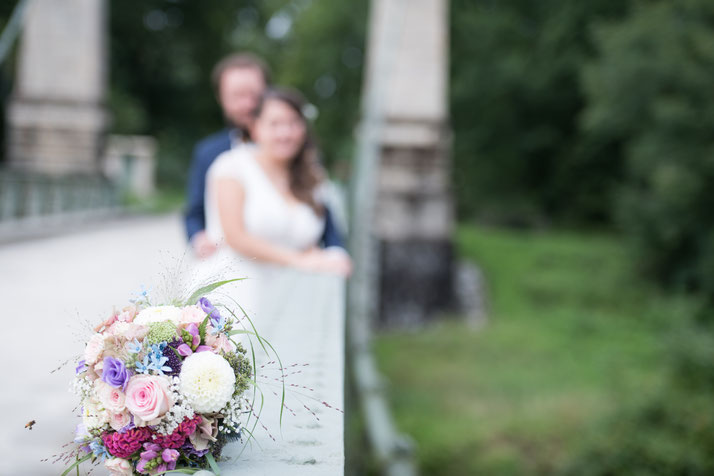 Hochzeitsshooting mit Brautstrauß auf Brücke Bodensee