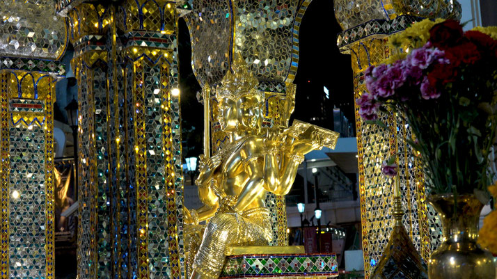 Statue de la divinité Mahābrahmā au cœur du sanctuaire