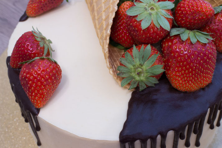 strawberry drip cake with sharp edge