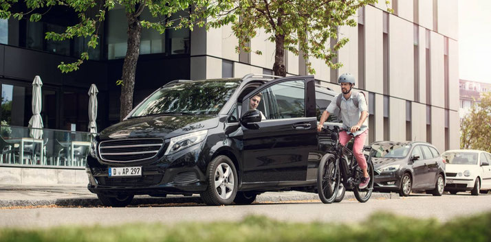 Das ABS greift in den Bremsvorgang ein und bremst das e-Bike reguliert ab sodass Fahrer die Kontrolle über das e-Bike behalten.