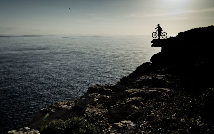 Auch im Urlaub darf das e-Bike natürlich nicht fehlen. Daher werden Ihnen hier Möglichkeiten aufgezeigt, wie Sie Ihr e-Bike an Ihr Reiseziel mitnehmen können.