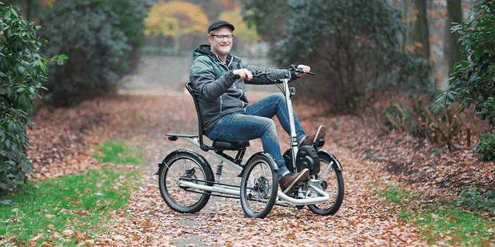 Mann auf Pfautec Tibo 4 auf einem Waldweg