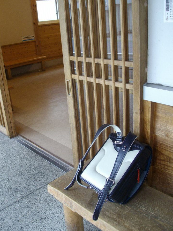 Student's bag at the Ino station of tram All rights reserved by Onegai Kaeru