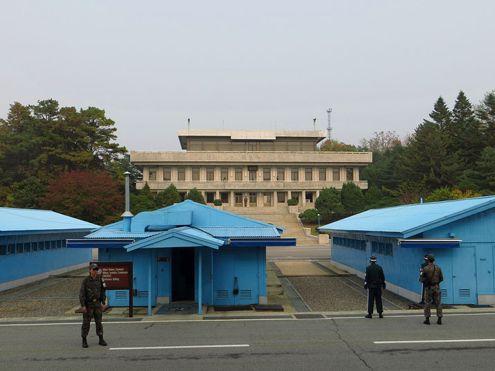 Ein Ausflug an die nordkoreanische Grenze ist ein sehr spezielles Erlebnis (hier Panmunjeom, das Gebäude hinten gehört zu Nordkorea). Die Grenze verläuft mitten durch die blauen Baracken.