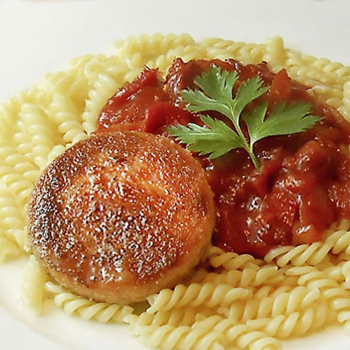 Jägerschnitzel mit Letscho-Soße und Spirelli