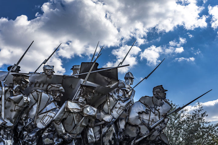 Communist soldiers statue