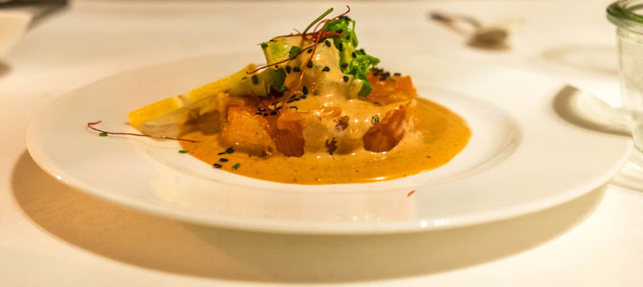 Starter: Salmon Tatar with a spicy sauce and avocado.