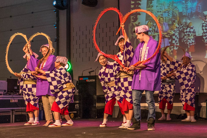 Music connects: Visitors to the festival learn with the pros on stage.