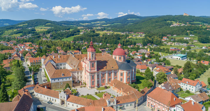 Blick auf das Schloss Pöllau und die Wallfahrtskirche Pöllauberg in Landschaft