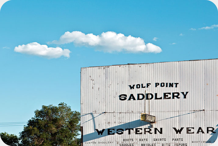 Reisefotografie eines Western Stores in Montana mit Schriftzug vor strahlend blauem Himmel