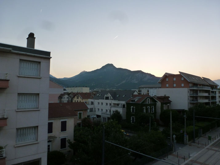 Berge Ringsherum, überall wo es eben ist Häuser.