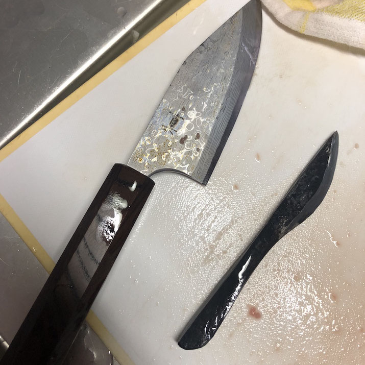 2本のナイフの写真。自分でつくった越前刃物と、自分でつくった小さいナイフ。