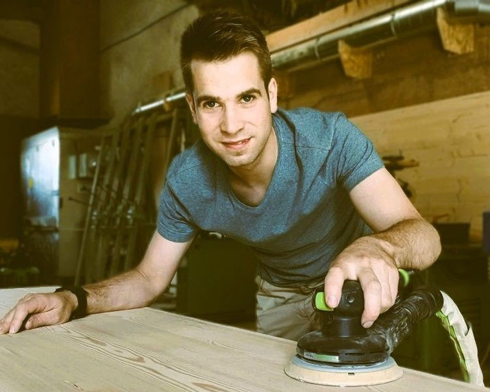 Michael Schrödl in der Schreinerei beim Schleifen