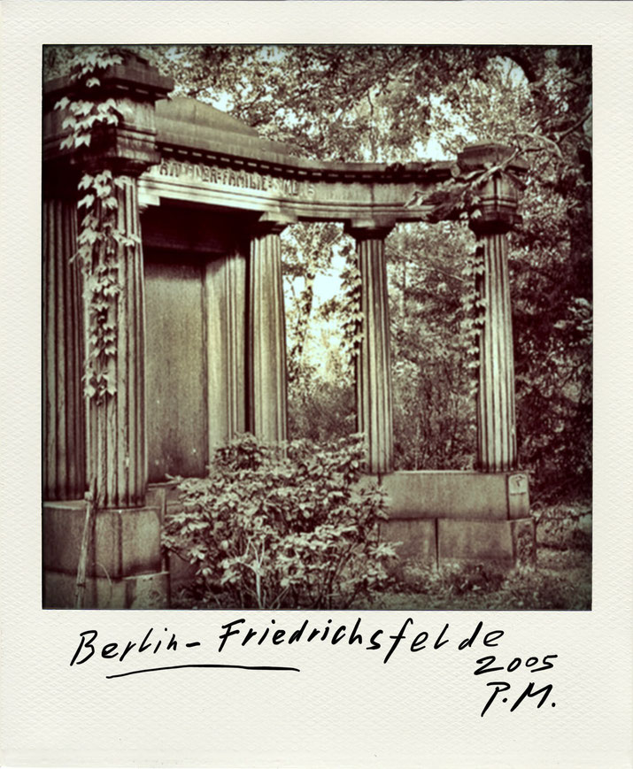 Pedro Meier – Friedrichsfelde Berlin. Polaroid Diary 2005 PhotoArt by © Pedro Meier Multimedia Artist, Lyriker, Maler, Schriftsteller, Fotokünstler. Zu: Frühe Gedichte Amrain Verlag. Niederbipp. Bangkok BACC, SIKART Zürich ProLitteris. www.Autorenwelt.de 