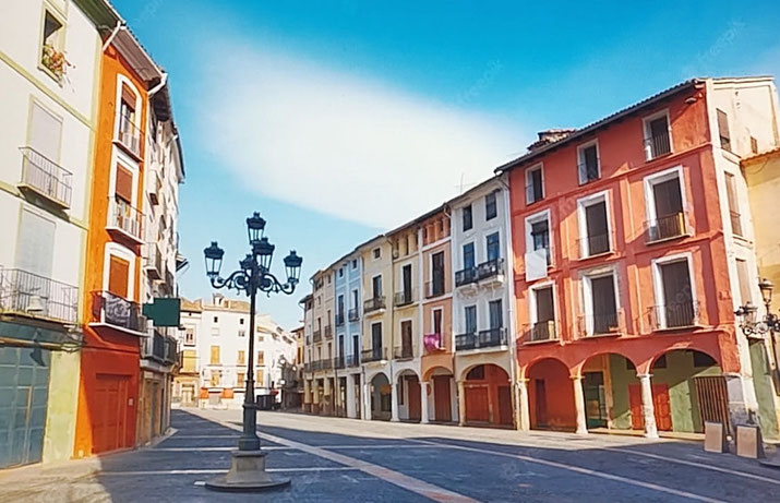 En la Plaza del Mercado el ambiente bullicioso y animado. Es una zona peatonal llena de terrazas, cafeterías y vida social, ideal para apreciar la arquitectura típica valenciana.