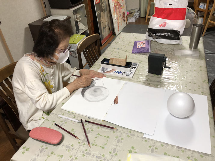 90歳を越す生徒Tさん、球体を鉛筆精密画でチャレンジ！