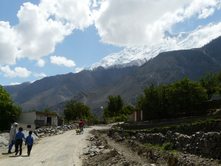 La traversee d'un village, au pied du Rakaposhi