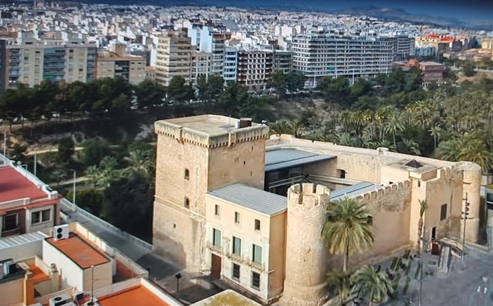 El palacio de Altamira, también conocido como Alcázar de la Señoría, es un edificio histórico que está situado en el centro de la ciudad española de Elche, a orillas del río Vinalopó.