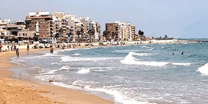 En Burriana, sus playas son amplias, de arena fina y cuentan con excelentes servicios. La playa de L'Arenal es la principal y más extensa, con bandera azul y zonas deportivas.