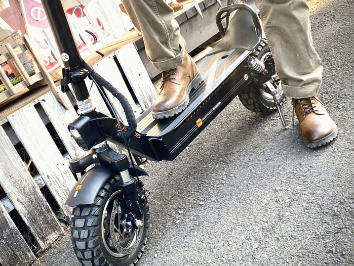 PFL X11シリーズは路面状況に左右されないオールラウンドモデルです。原付1種と原付2種仕様があり、どちらも公道走行可能。