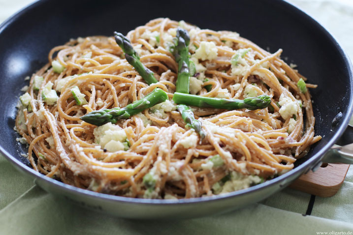 Vollkornspaghetti mit Blumenkohl und Spargel vegan