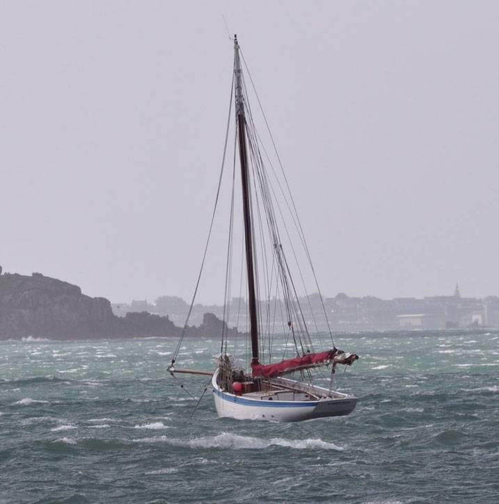 L’actuel Reder Mor au mouillage au Diben par un coup de vent, l’article n’indique pas si il s’agit du second ou du plus célèbre, le troisième Reder Mor qui a appareillé pour se porter au secours des naufragés  (photo association Reder-Mor)