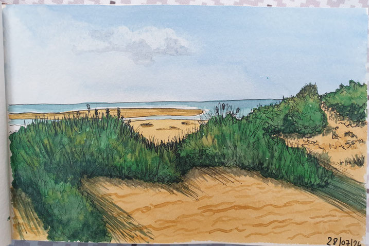 Cette aquarelle d'une élève Paper Break montre une plage avec des dunes de sable doré et une végétation verte. La mer calme s'étend sous un ciel bleu clair avec quelques nuages. Une scène côtière paisible et naturelle, parfaite pour s'évader