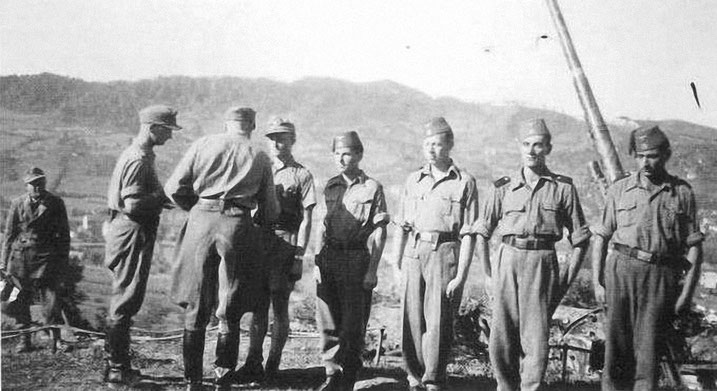 Max Daumer odlikuje pripadnike njegovog Flak Abt. 13, 18 August 1944.