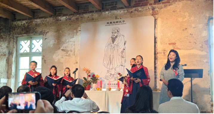 德国文德书院师生歌唱德语经典歌曲《乘着歌声的翅膀》和《欢乐颂》，为2025年纪念孔子诞辰的整场活动画上圆满句号