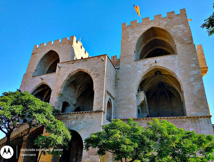 Parte trasera de las torres de Serranos de Valencia  con un diseño plano muy diferente a la fachada principal.