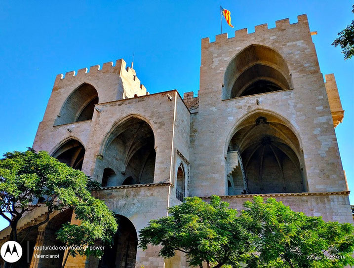 Las torres de Serranos, presentan una planta poligonal hacia el exterior de la ciudad y están achaflanadas o aplanadas hacia el interior de la muralla.