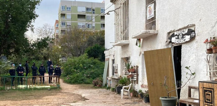La Policía Nacional desalojó en febrero de 2025 una alquería okupada en el barrio de Benimaclet (València), situada en los terrenos del PAI (Plan de Actuación Integrada) junto a la Ronda Norte,